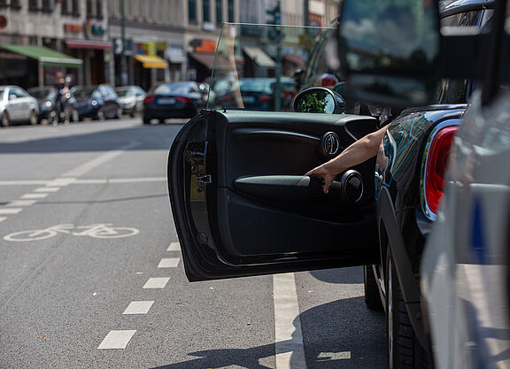 Dooring Sich plötzlich öffnende Autotür, Dooring