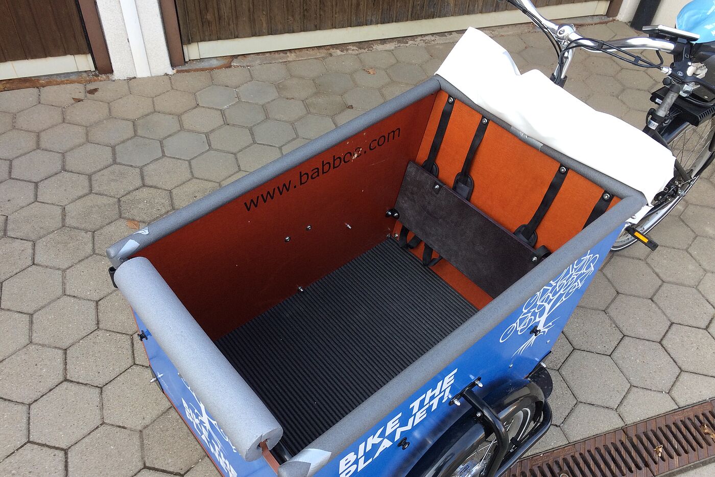 IMG_6096.JPG Transportbox mit hochgeklappter Sitzbank