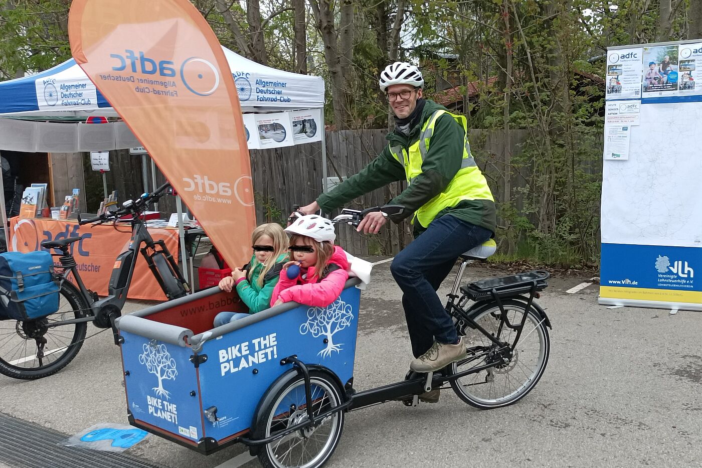 InkedIMG_20220508_151156_c_ks.jpg zwei Kinder werden von einem Mann im Lastenrad chauffiert
