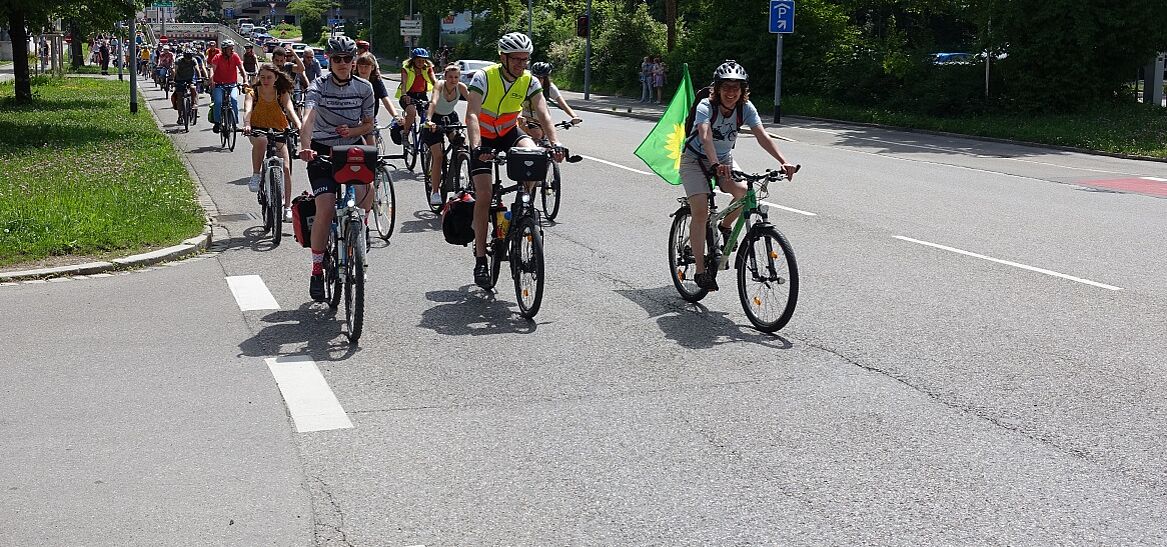 Viele Radfahrer:innen radeln mitten auf der Straße.