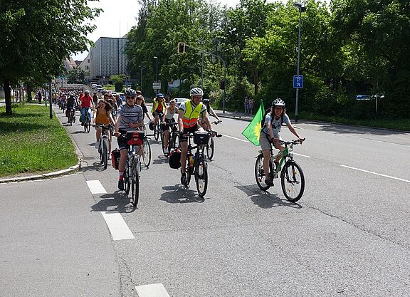 Viele Radfahrer:innen radeln mitten auf der Straße.