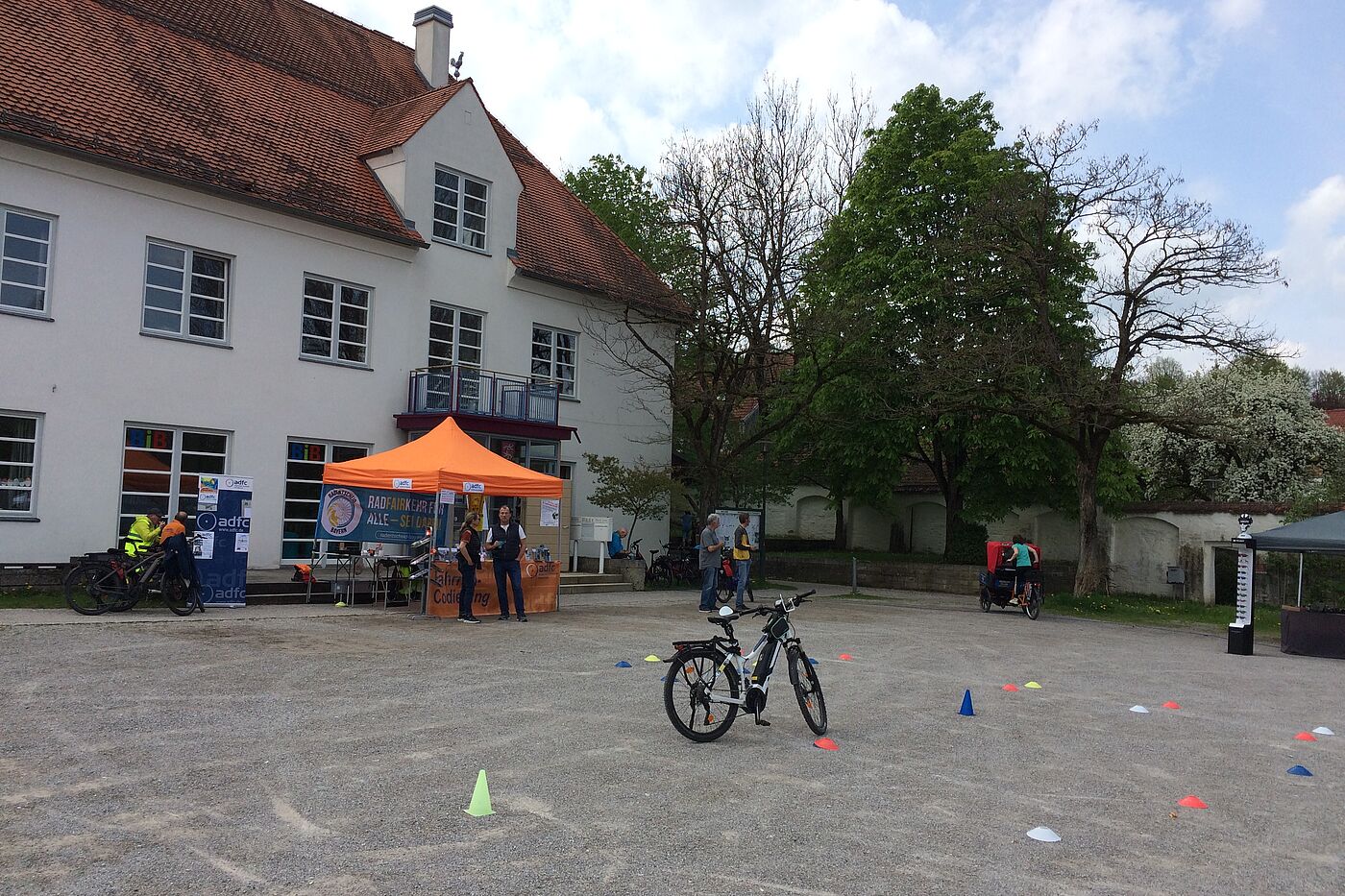 ADFC Pavillon in Irsee oranger Pavillon auf Schotterplatz