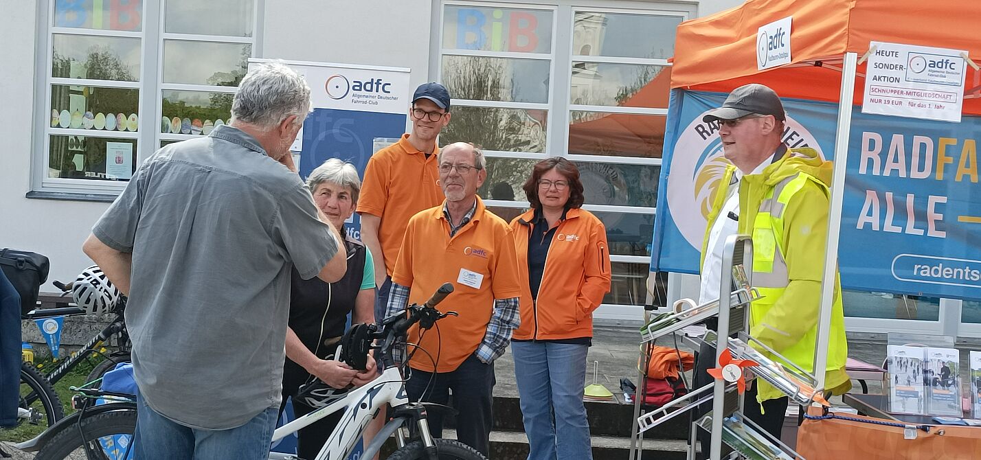 Seniorenbeauftragter Rad, Infostand und Erwachsene im Gespräch