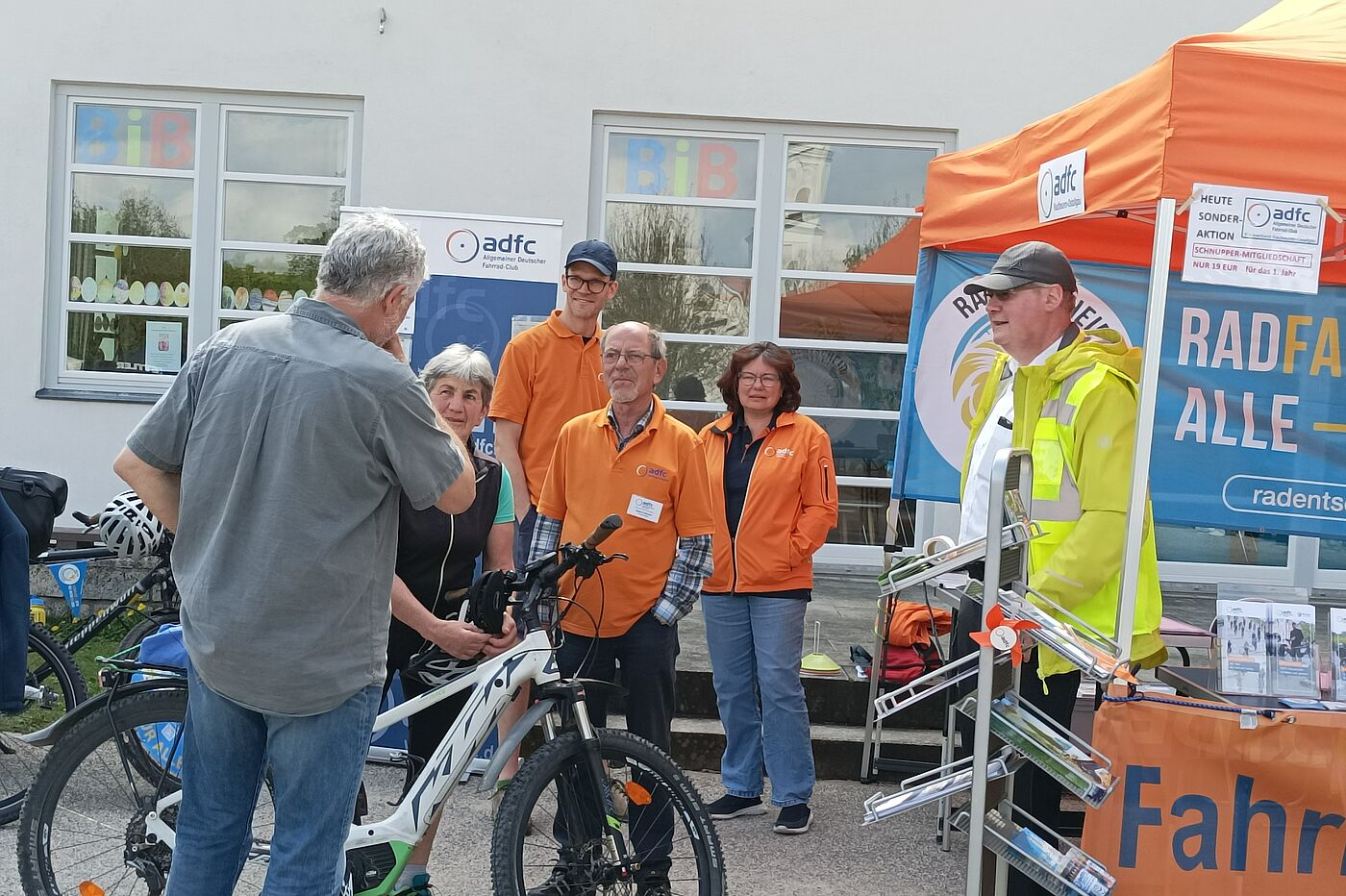 Seniorenbeauftragter Rad, Infostand und Erwachsene im Gespräch