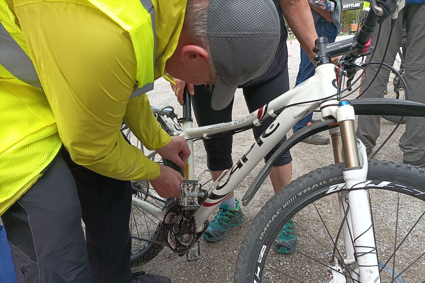 Wilko beim Codieren Erwachsener klebt Codieraufkleber auf ein Fahrrad