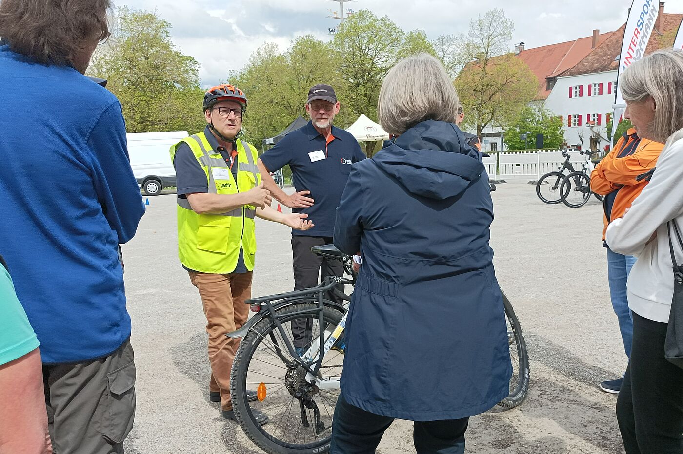 interessierte Zuhörer Erwachsene diskutieren um ein Rad