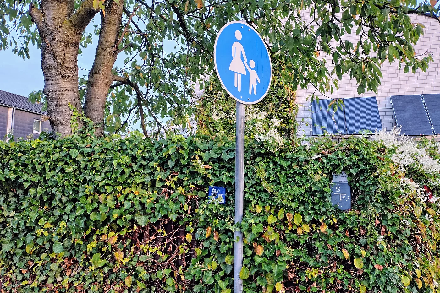 Schau genau hin: Der blaue Tresor-Geocache ist am Zaun des Zentralen Stützpunkt des ADFC Langenhagen angebracht, gleich links vom Mast des Fußgängerschildes. Schau genau hin: Der blaue Tresor-Geocache ist am Zaun des Zentralen Stützpunkt des ADFC Langenhagen angebracht, gleich links vom Mast des Fußgängerschildes.