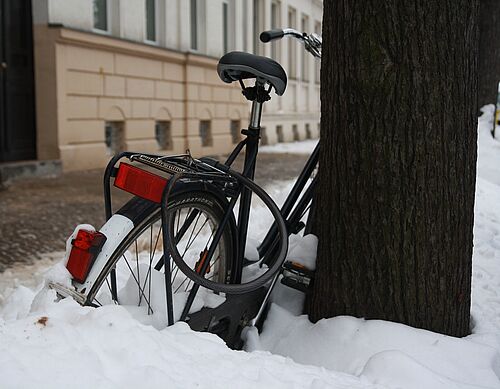 Vereistes Fahrradschloss: Abgeschlossen, eingefroren