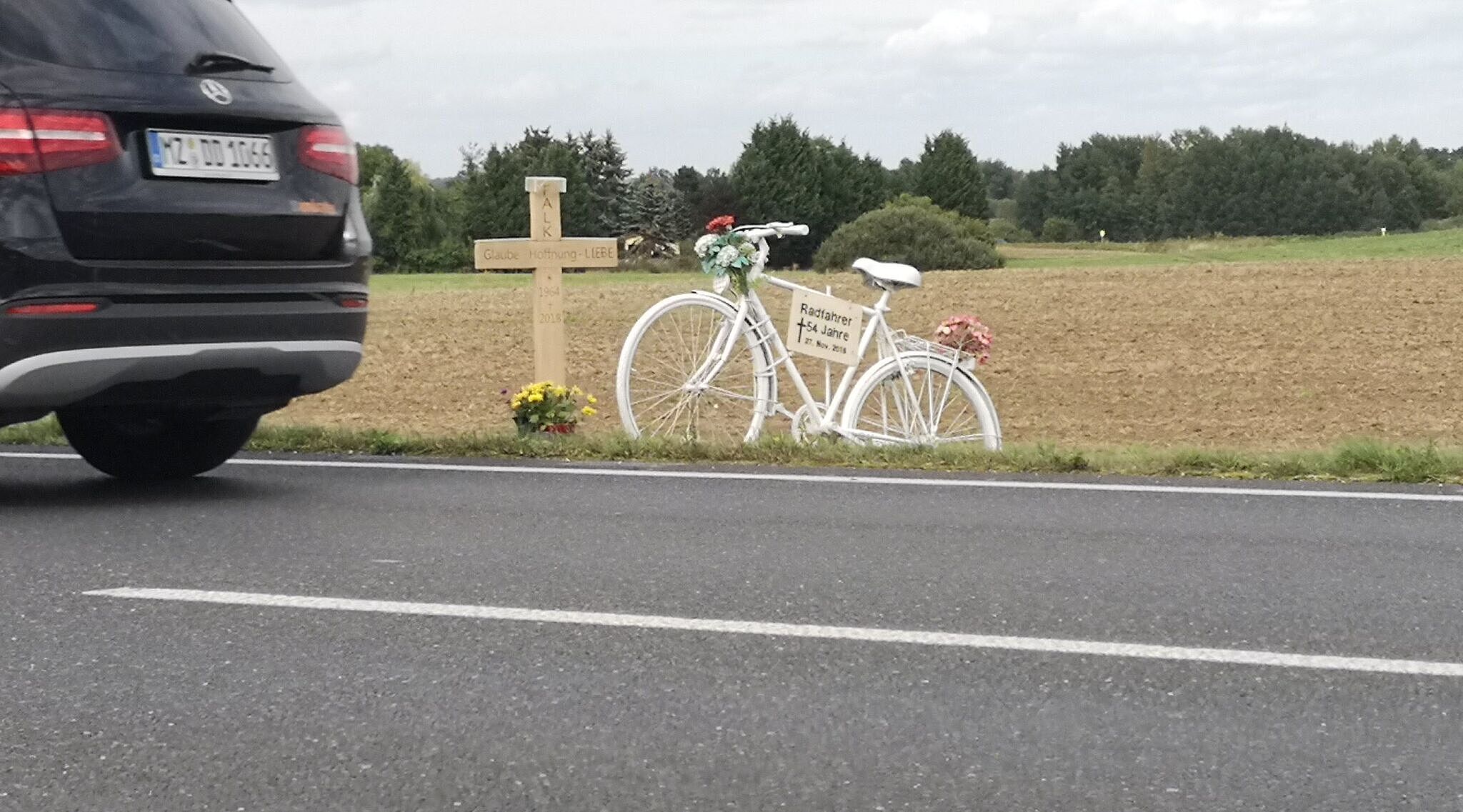 Ghost Bike an der Staatsstraße