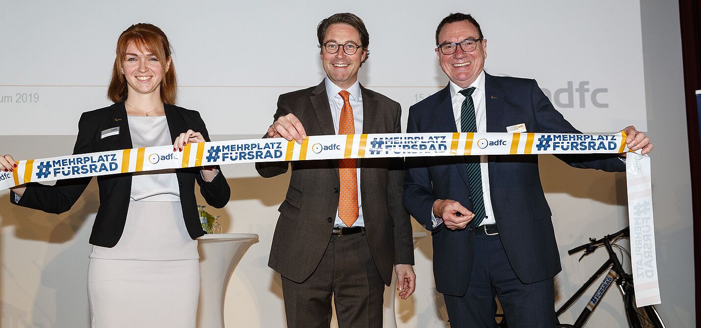 Eröffnung des ADFC-Symposiums #MehrPlatzFürsRad 2019 durch Bundesverkehrminister Andreas Scheuer. Er wurde begrüßt durch Rebecca Peters und Ulrich Syberg vom ADFC-Bundesvorstand. Eröffnung des ADFC-Symposiums #MehrPlatzFürsRad 2019 durch Bundesverkehrminister Andreas Scheuer. Er wurde begrüßt durch Rebecca Peters und Ulrich Syberg vom ADFC-Bundesvorstand.