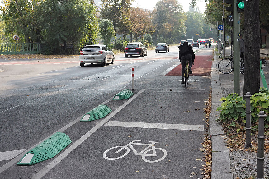 Geschützter Radstreifen geschützter Radweg