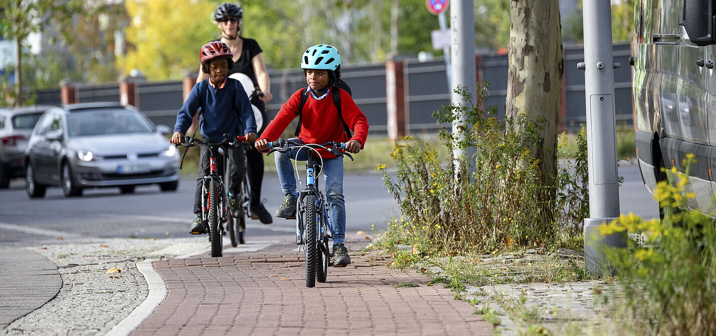 ADFC Kidical Mass | 19.September 2020 Kinder mit Helmen auf einem Radweg