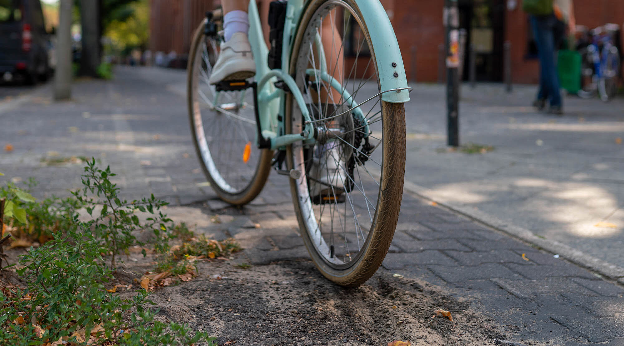 Fahrrad auf Radweg mit Hindernissen.